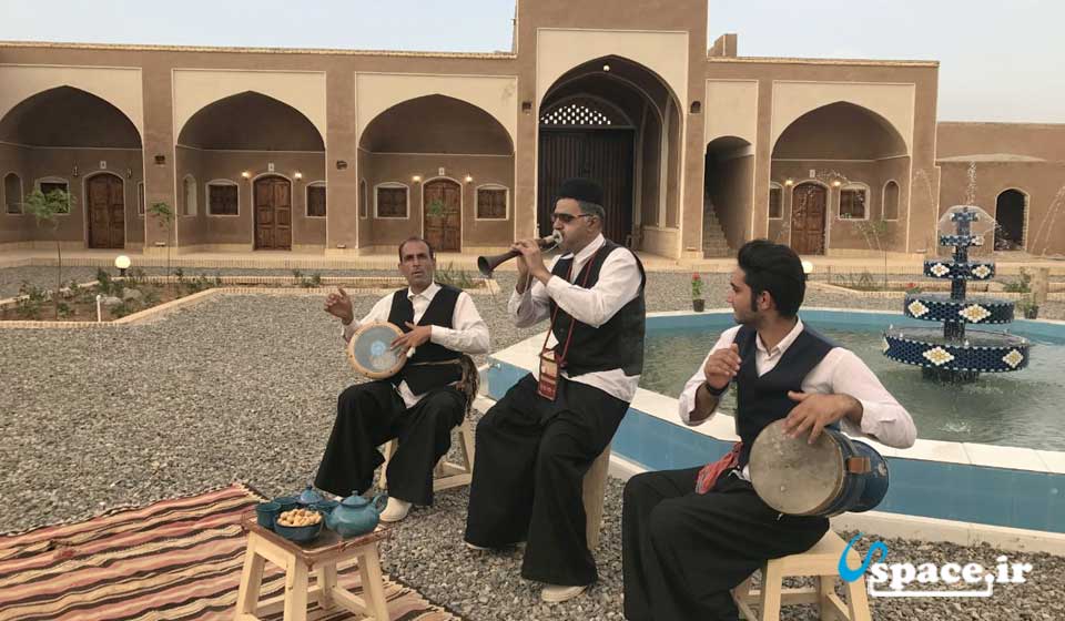 اجرای زنده موسیقی محلی هتل کاروانسرای شهریاران - ابوزیدآباد کاشان